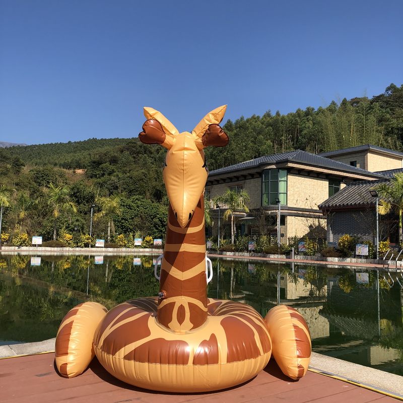 0.32mm de espesor Animal piscina flotante inflable al aire libre gigante jirafa piscina flotante