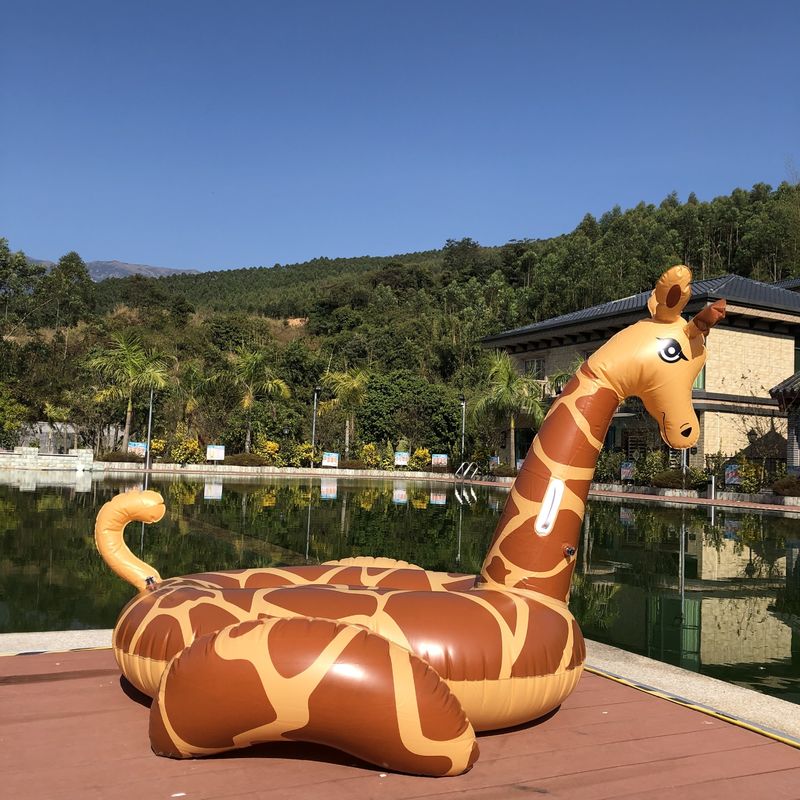 0.32mm de espesor Animal piscina flotante inflable al aire libre gigante jirafa piscina flotante
