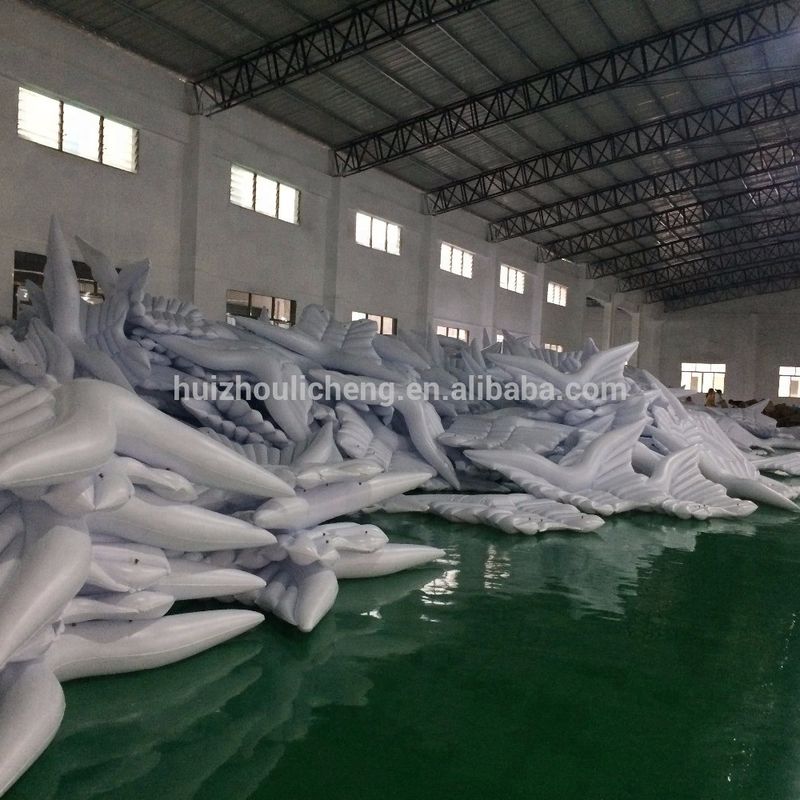 Las alas de mariposa flotante de piscina inflable 250 X 180cm Logotipo personalizado Ángel alas de piscina flotante