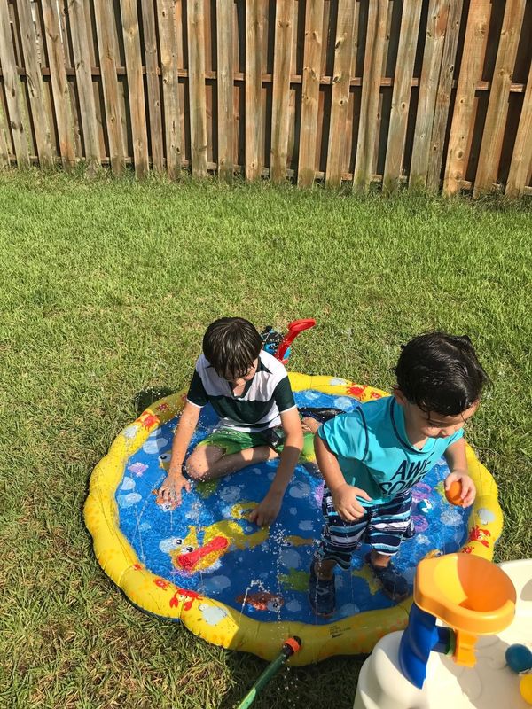 Juguete inflables de 68 pulgadas con rociador de agua personalizado, colchoneta de piscina para fiestas al aire libre