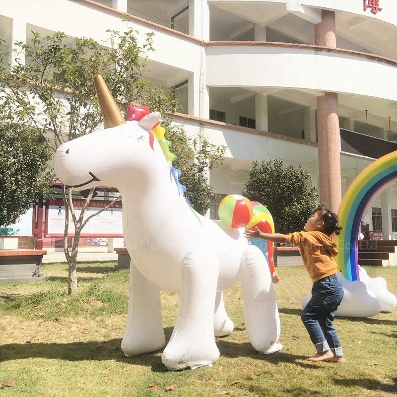 Juguetes gigantes de rociadores inflables en forma de unicornio para niños