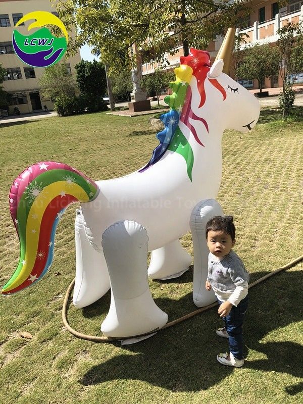 Juguetes gigantes de rociadores inflables en forma de unicornio para niños