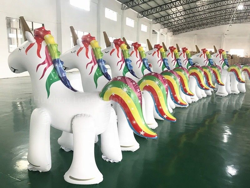 Juguetes gigantes de rociadores inflables en forma de unicornio para niños