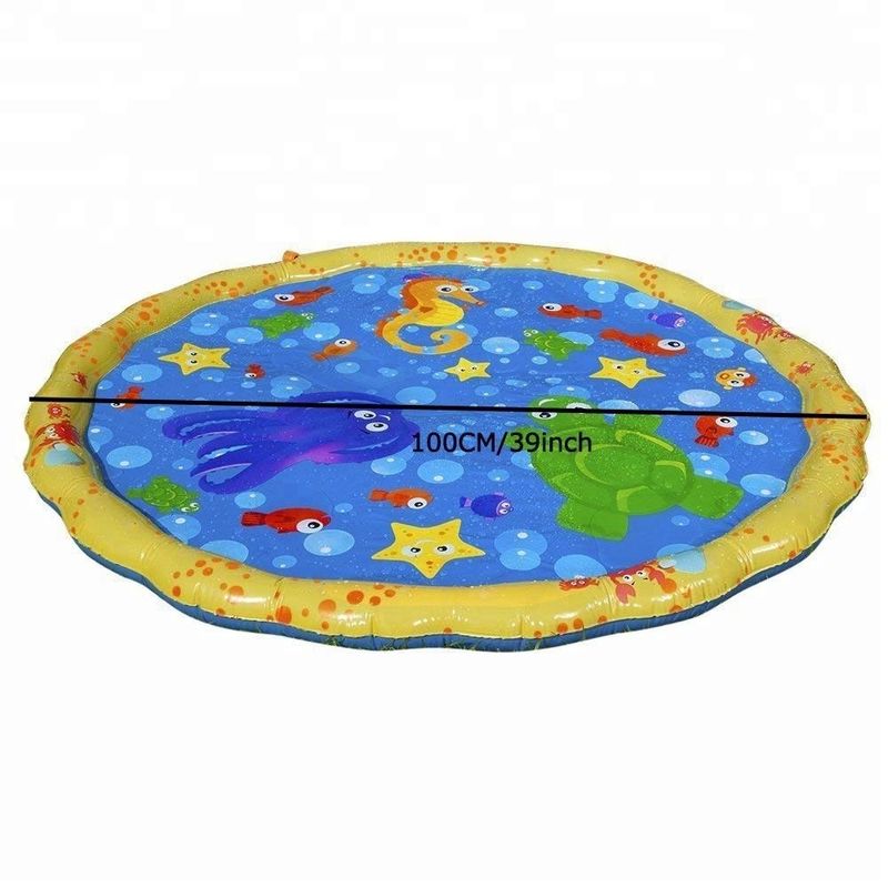 Juguete de verano inflables en el patio trasero con tapete de juego para niños pequeños