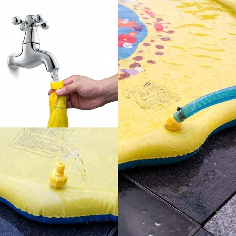 Juguete de verano inflables en el patio trasero con tapete de juego para niños pequeños