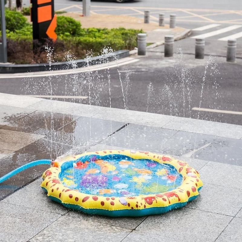 Juguete de verano inflables en el patio trasero con tapete de juego para niños pequeños