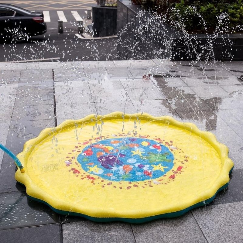 Juguete de verano inflables en el patio trasero con tapete de juego para niños pequeños