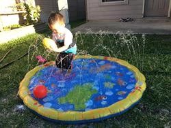 Juguete de verano inflables en el patio trasero con tapete de juego para niños pequeños