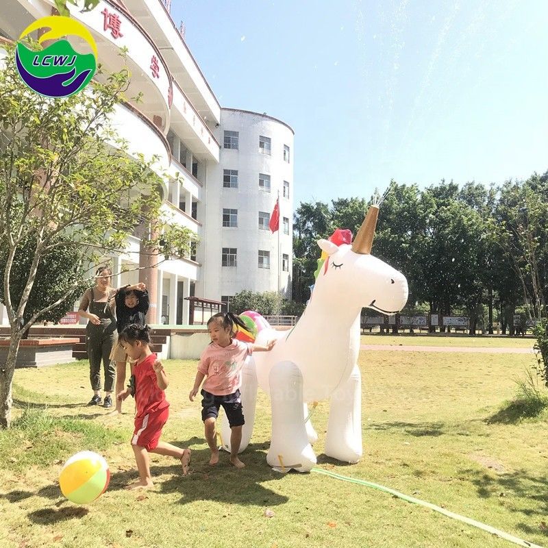 Juguete inflables para exteriores de PVC Unicornio 100kg Sprinkler Regalos de esterco Proveedor para el suelo