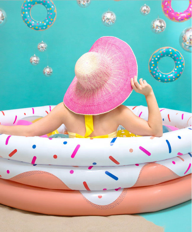 La familia de Unicornio con piscina inflable para adultos